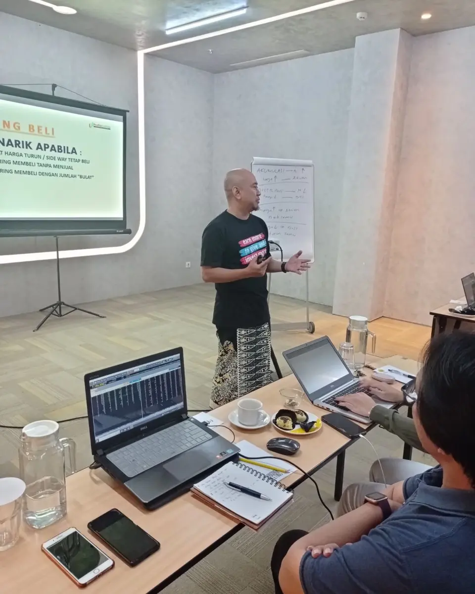 Peserta kelas saham Profita Institute belajar dengan laptop